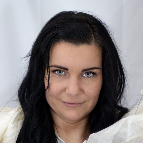 Női portré stúdióvilágítással