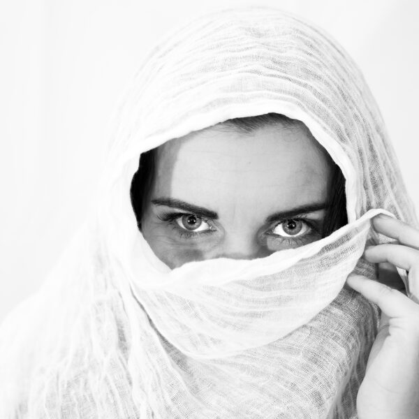 Minimalista női portré egyszerű háttérrel