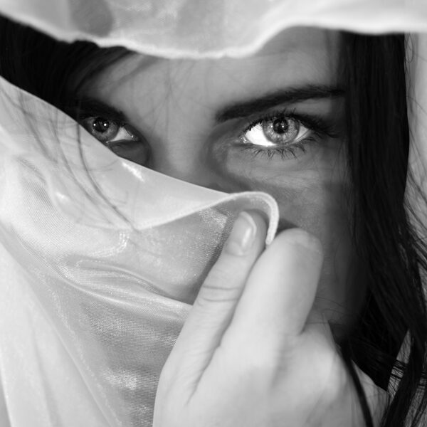 Stúdióportré női szemekről kendővel